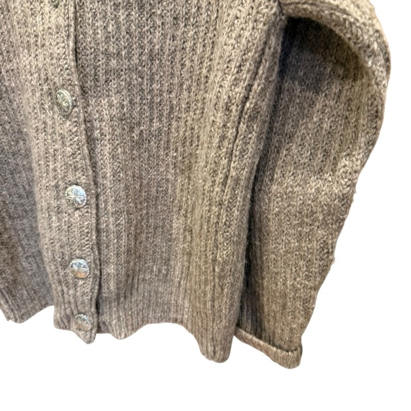 BartlettYarns Women Cardigan reverse shaker stitch with hand cast pewter button - Picture 6 of 14